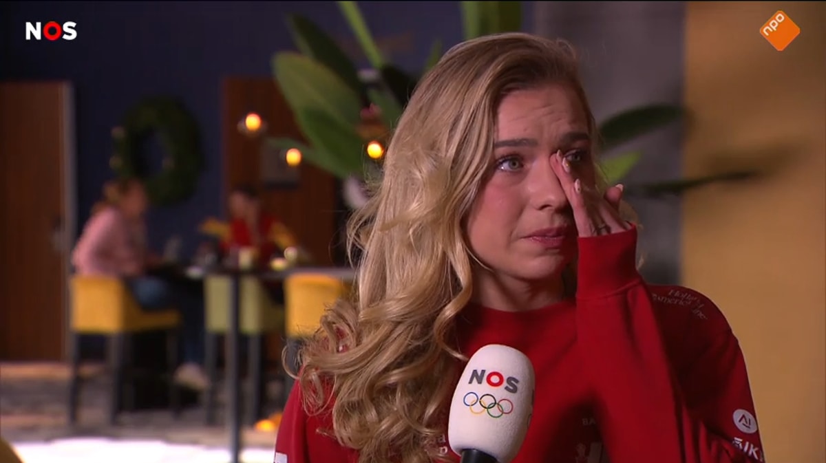 Joy Beune geëmotioneerd