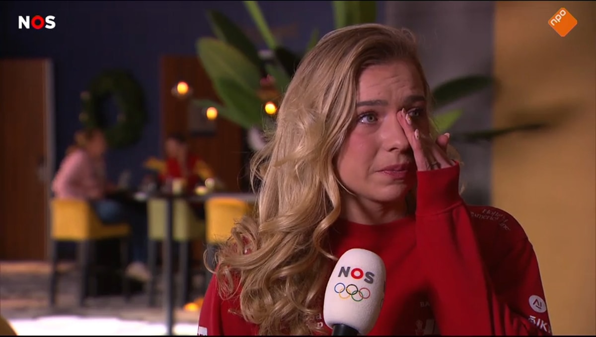 Joy Beune geëmotioneerd