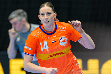 Judith van der Helm scoort voor Nederland