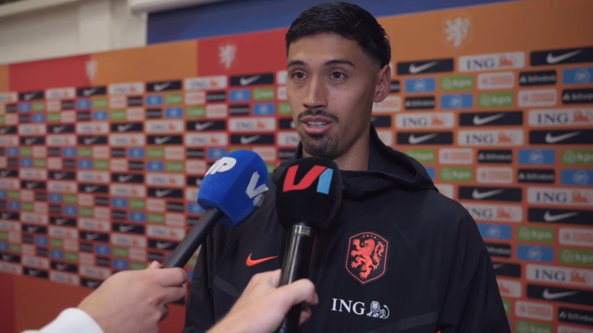 Tijjani Reijnders voor de camera van Voetbal International