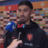 Tijjani Reijnders voor de camera van Voetbal International