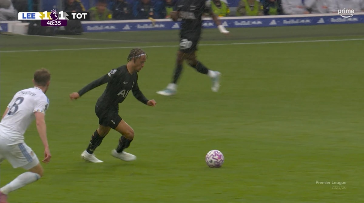 Een mislukte pass van Xavi Simons