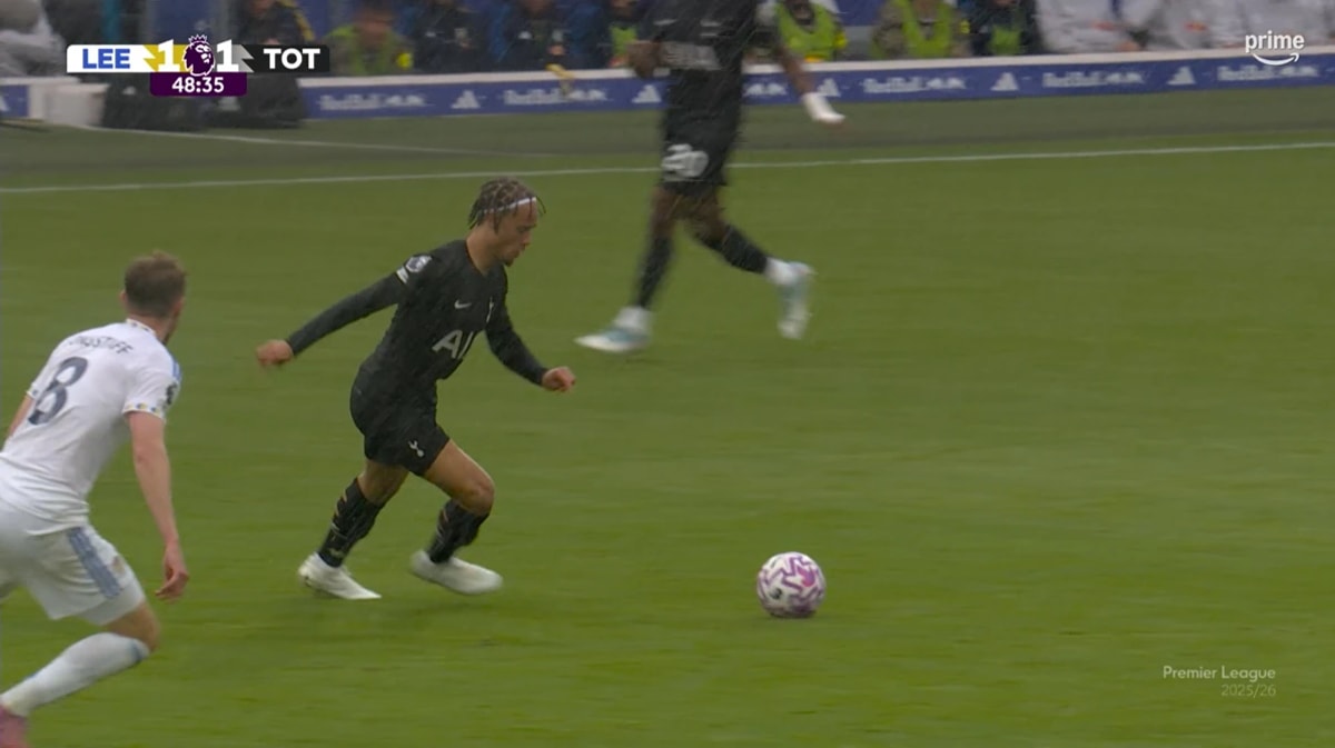 Een mislukte pass van Xavi Simons