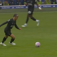 Een mislukte pass van Xavi Simons