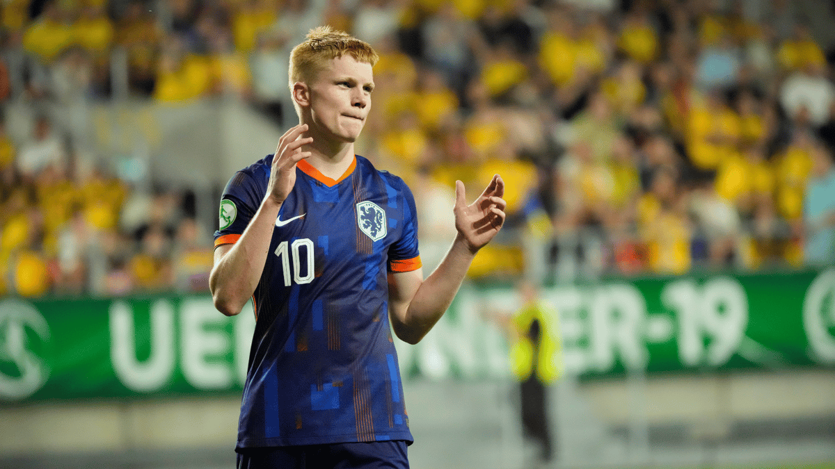 Kees Smit in actie voor Oranje O19