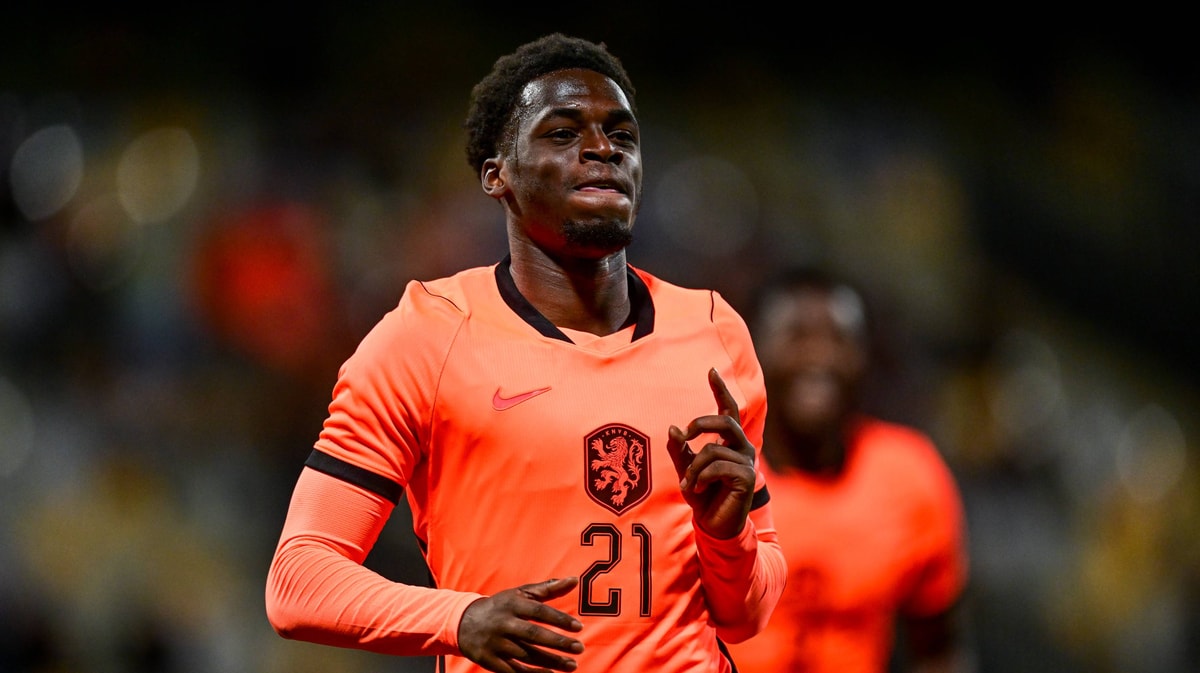 Ernest Poku viert een doelpunt