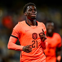 Ernest Poku viert een doelpunt