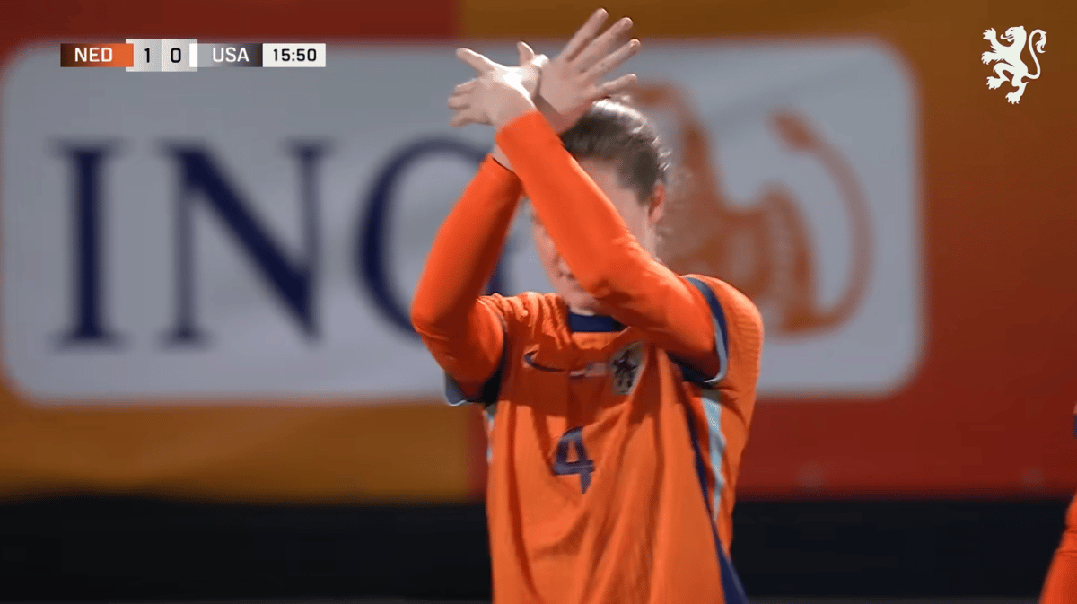 Veerle Buurman vierde haar treffer met een bijzonder gebaar