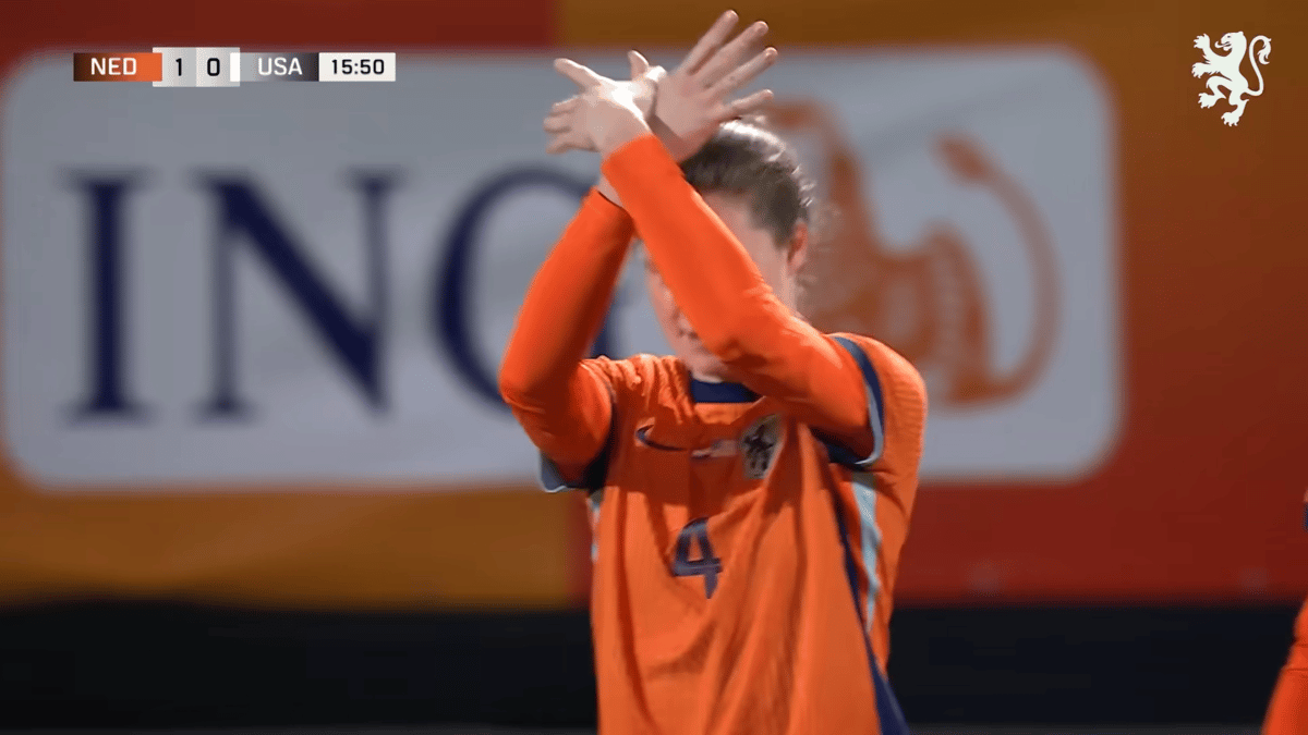 Veerle Buurman vierde haar treffer met een bijzonder gebaar