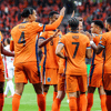 Het Nederlands elftal viert een doelpunt