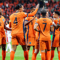 Het Nederlands elftal viert een doelpunt