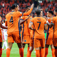 Het Nederlands elftal viert een doelpunt