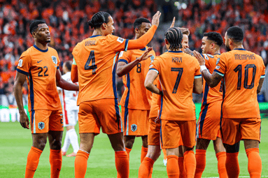 Het Nederlands elftal viert een doelpunt