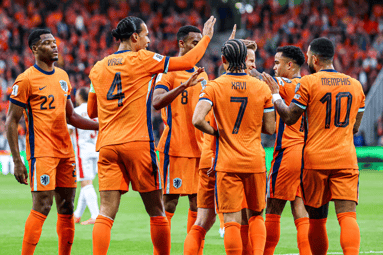 Het Nederlands elftal viert een doelpunt