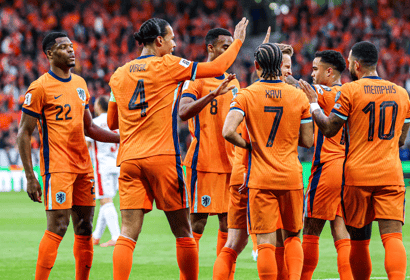 Het Nederlands elftal viert een doelpunt
