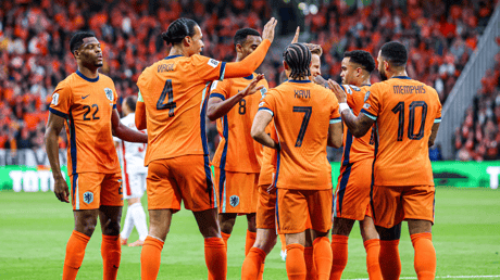 Het Nederlands elftal viert een doelpunt