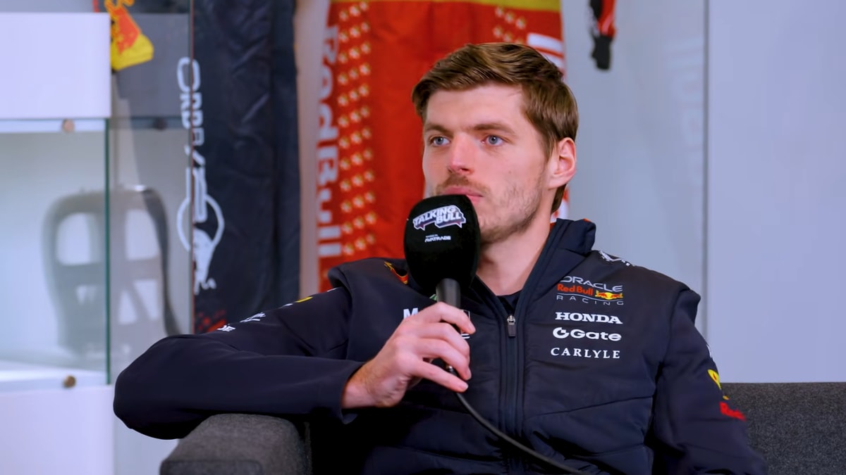 Max Verstappen voor de camera van Red Bull Racing