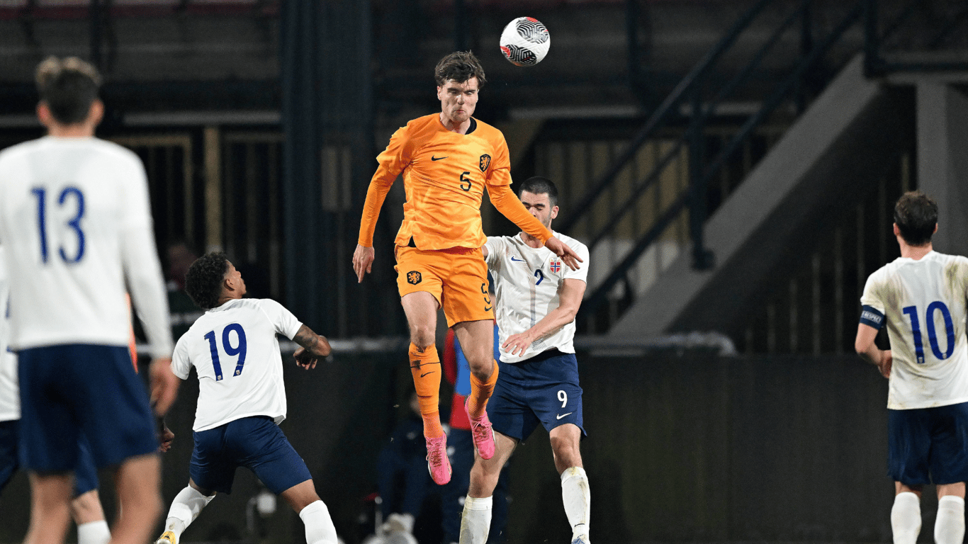 Bjorn Meijer in actie voor Jong Oranje