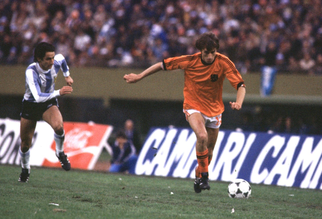 Rob Rensenbrink aan de bal in de WK-finale tussen Nederland en Argentinië op 25 juni 1978