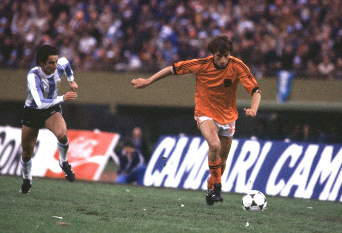 Rob Rensenbrink aan de bal in de WK-finale tussen Nederland en Argentinië op 25 juni 1978