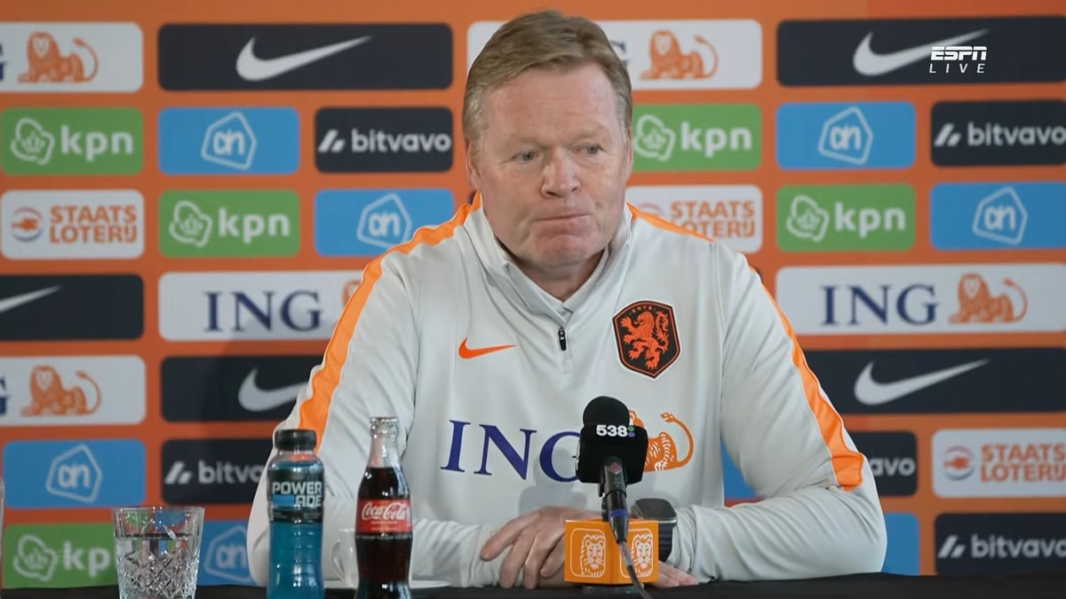 Ronald Koeman tijdens een persconferentie van het Nederlands elftal