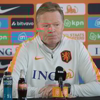 Ronald Koeman tijdens een persconferentie van het Nederlands elftal