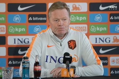 Ronald Koeman tijdens een persconferentie van het Nederlands elftal