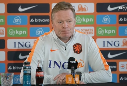 Ronald Koeman tijdens een persconferentie van het Nederlands elftal