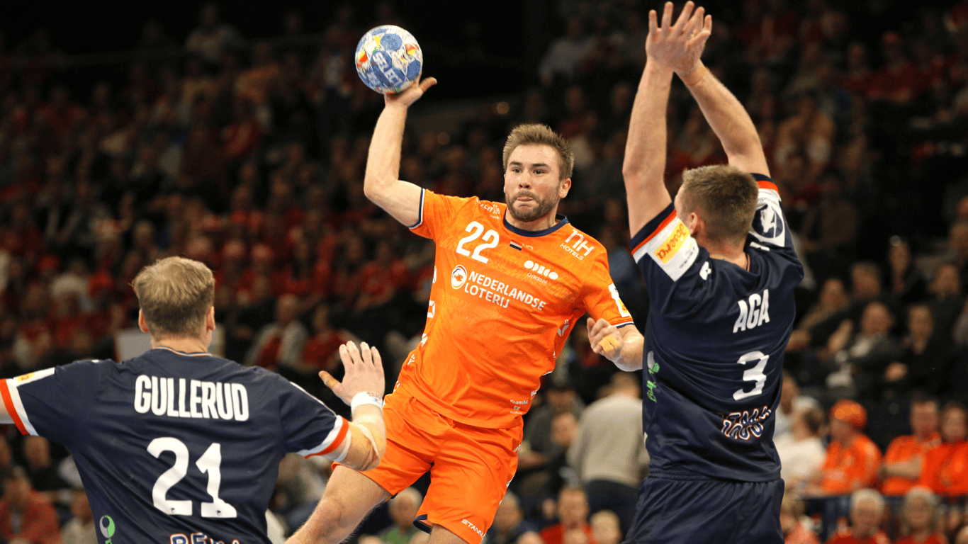 Luc Steins in actie bij de handbalmannen