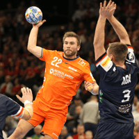 Luc Steins in actie bij de handbalmannen