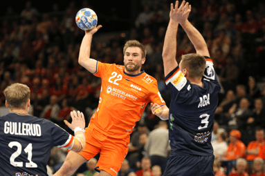 Luc Steins in actie bij de handbalmannen