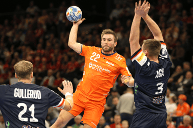 Luc Steins in actie bij de handbalmannen