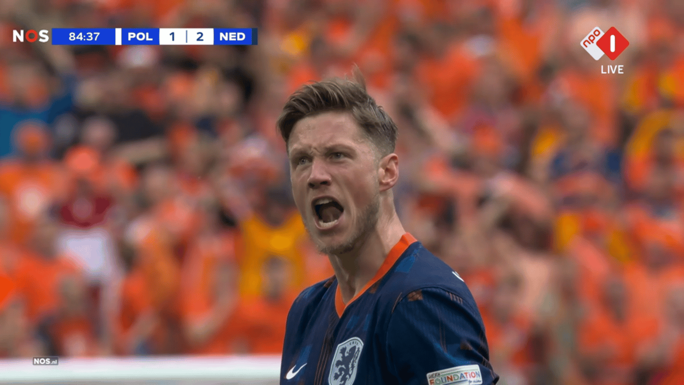 Wout Weghorst euforisch na de 1-2 van Nederland tegen Polen