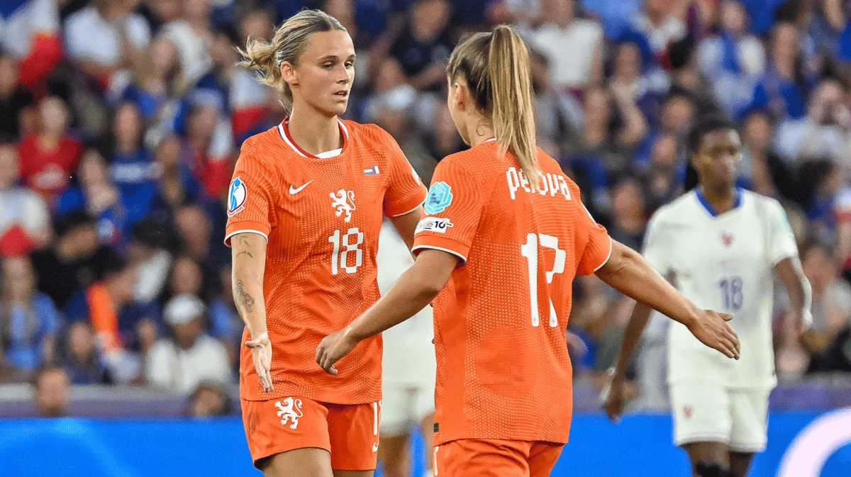 De Oranje Leeuwinnen vieren een doelpunt
