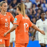De Oranje Leeuwinnen vieren een doelpunt