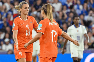 De Oranje Leeuwinnen vieren een doelpunt