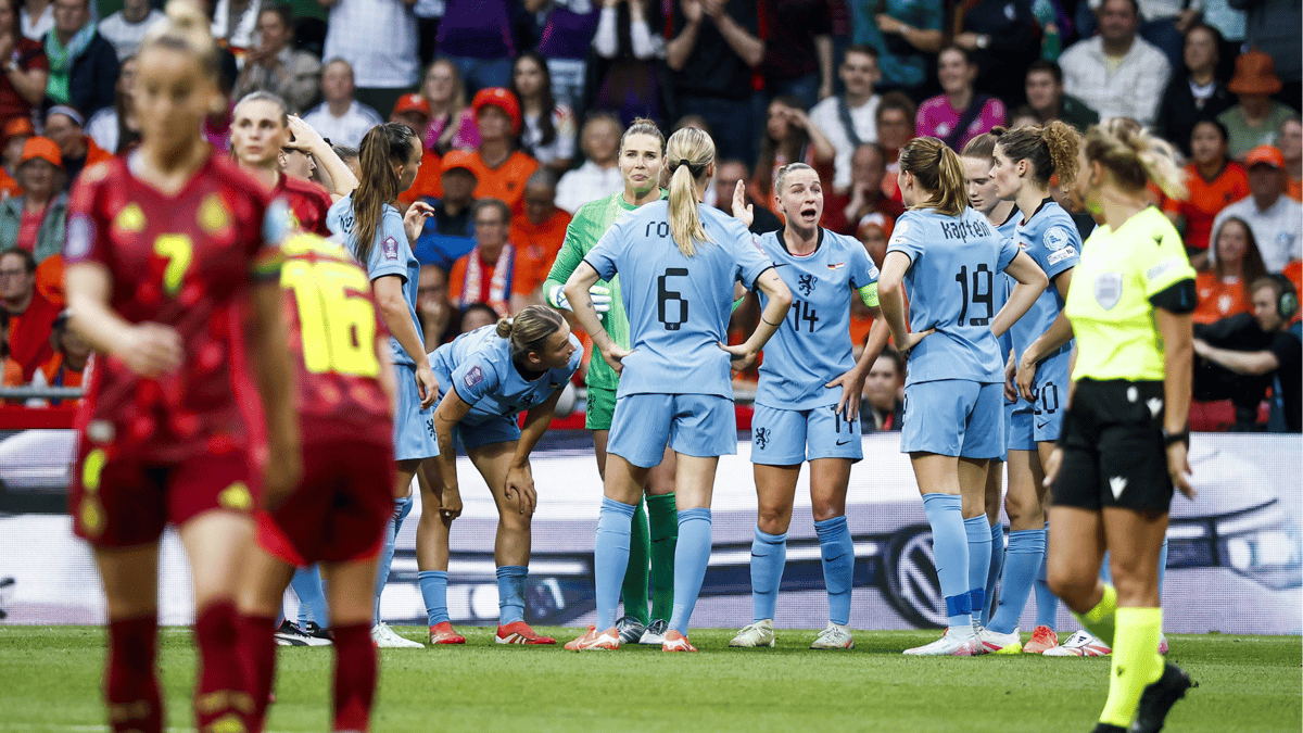 Overleg bij de Oranje Leeuwinnen