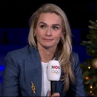 Irene Schouten aan tafel bij de NOS