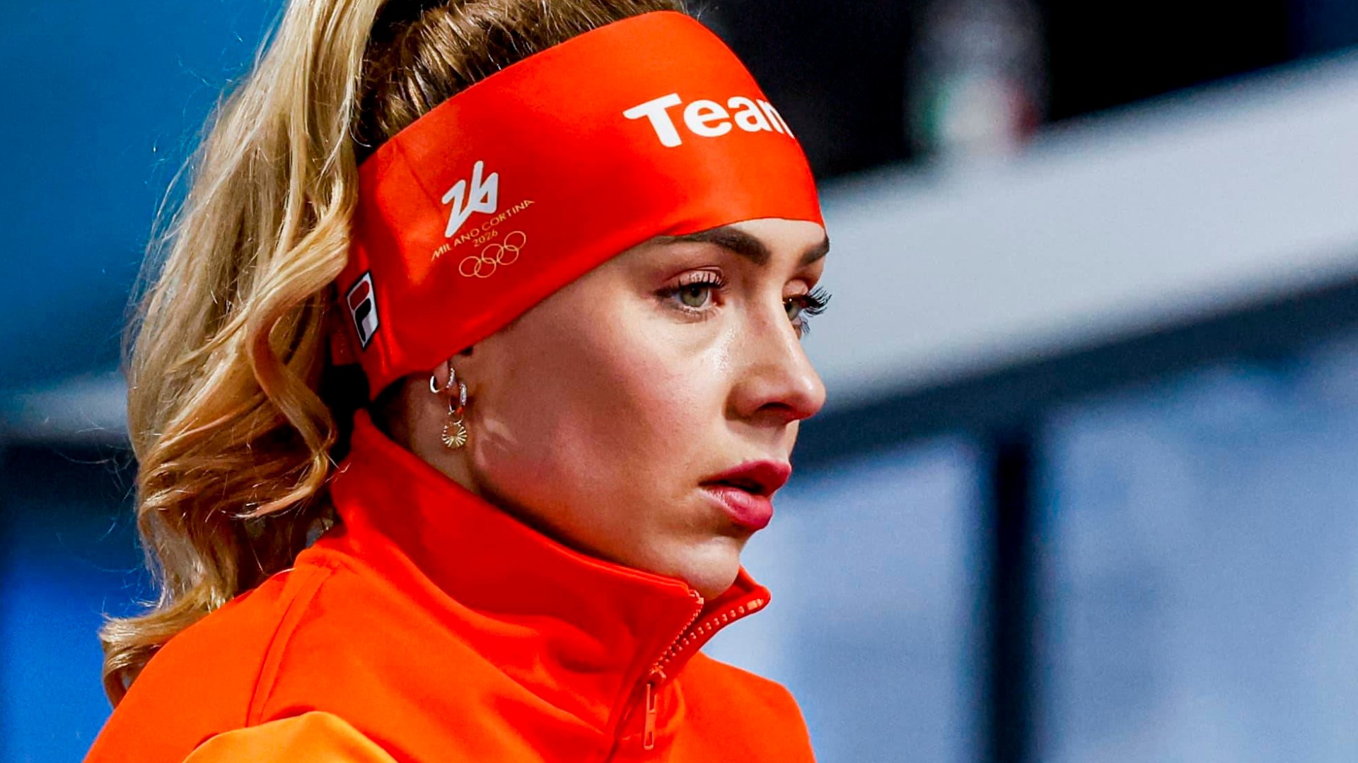 Hoe kon dit gebeuren? Lamgeslagen Joy Beune reageert emotioneel na 3.000 meter