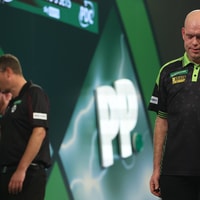 Michael van Gerwen baalt tijdens matige partij