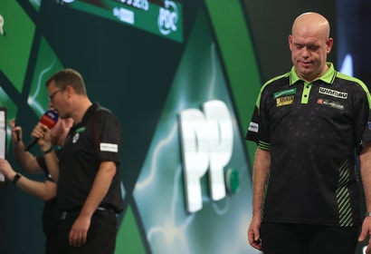 Michael van Gerwen baalt tijdens matige partij