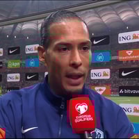 Virgil van Dijk voor de camera van de NOS