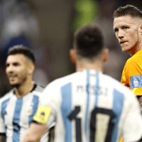 Wout Weghorst en Lionel Messi tijdens het WK van 2022