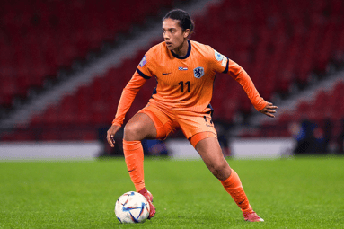 Esmee Brugts in actie voor de Oranje Leeuwinnen