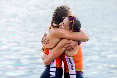 Roos de Jong en Benthe Boonstra winnen wereldtitel dubbeltwee