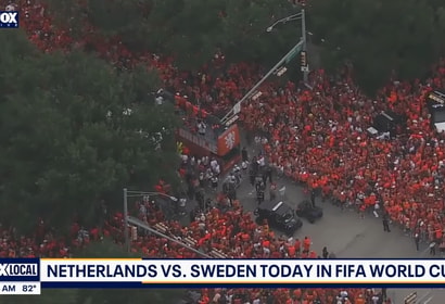 De Oranje Fanwalk voorafgaand aan Nederland - Zweden