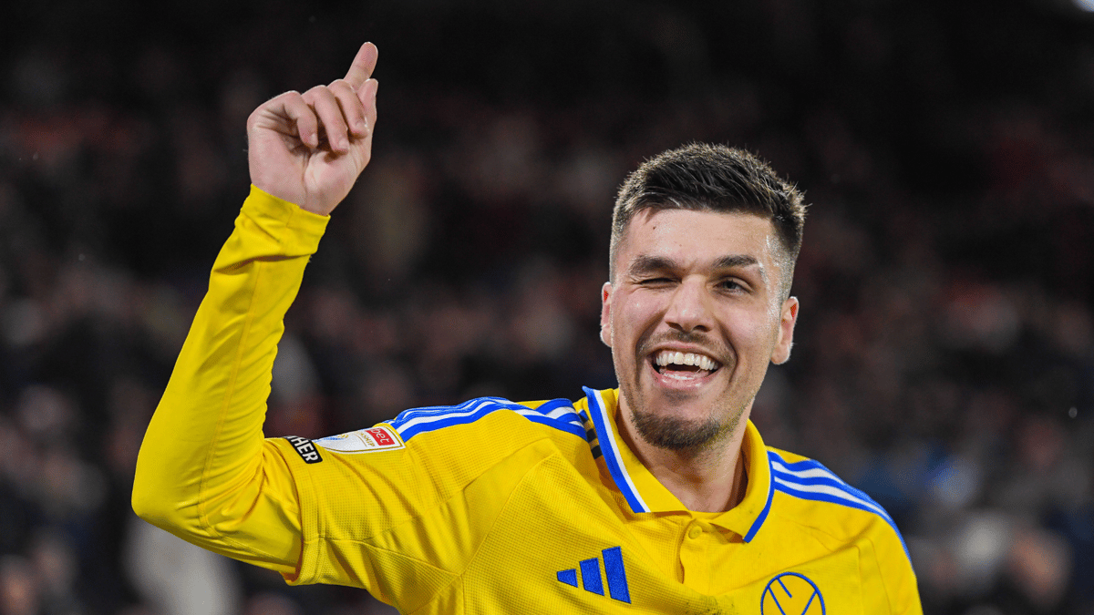 Joël Piroe viert een doelpunt voor Leeds United