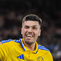 Joël Piroe viert een doelpunt voor Leeds United