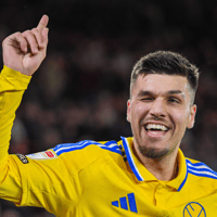 Joël Piroe viert een doelpunt voor Leeds United
