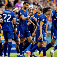 Het Nederlands elftal viert een doelpunt